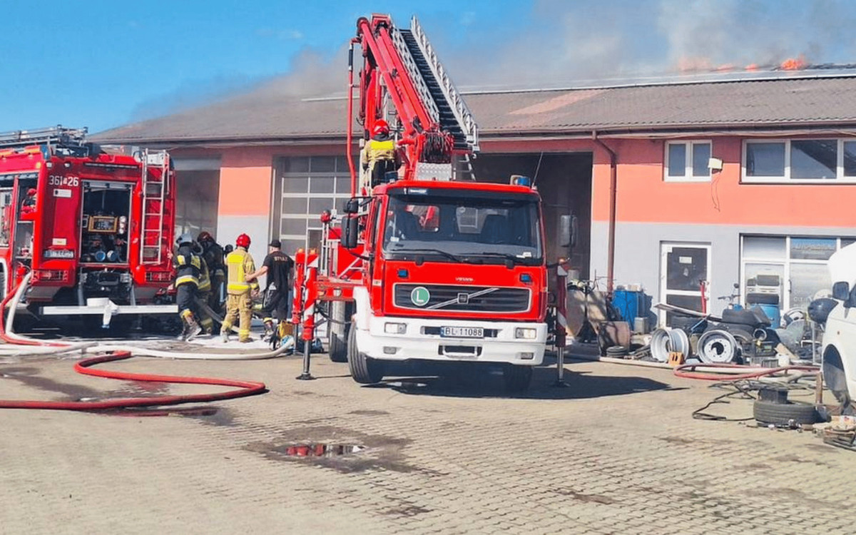 Dym widoczny z wielu kilometrów. W akcji 30 zastępów straży pożarnej, pilna ewakuacja 15 osób