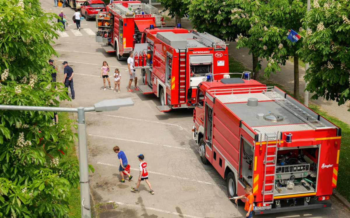 Wyciek wybuchowego kwasu na uczelni. Pilna ewakuacja 150 osób, w akcji wszystkie służby