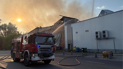 Kłęby gęstego dymu widać z wielu kilometrów. Z żywiołem walczy ponad 100 strażaków