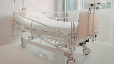 Dramatyczne wieści, uwielbiany aktor w szpitalu. Polacy pokochali do za rolę w kultowym serialu