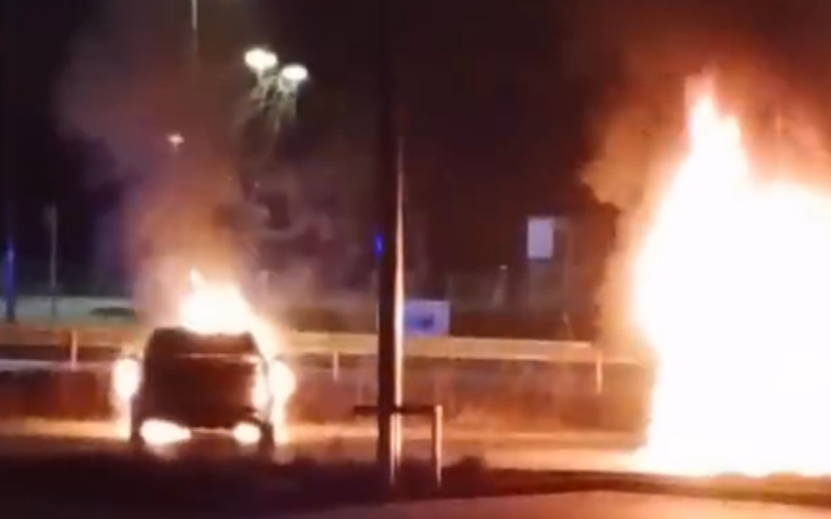 Oblali samochody benzyną i podpalili. Dramatyczne sceny w Warszawie