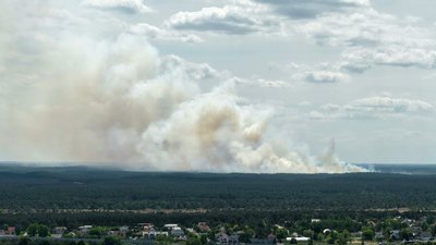 Gigantyczny słup dymu nad poligonem wojskowym. W akcji kilkanaście zastępów strażaków