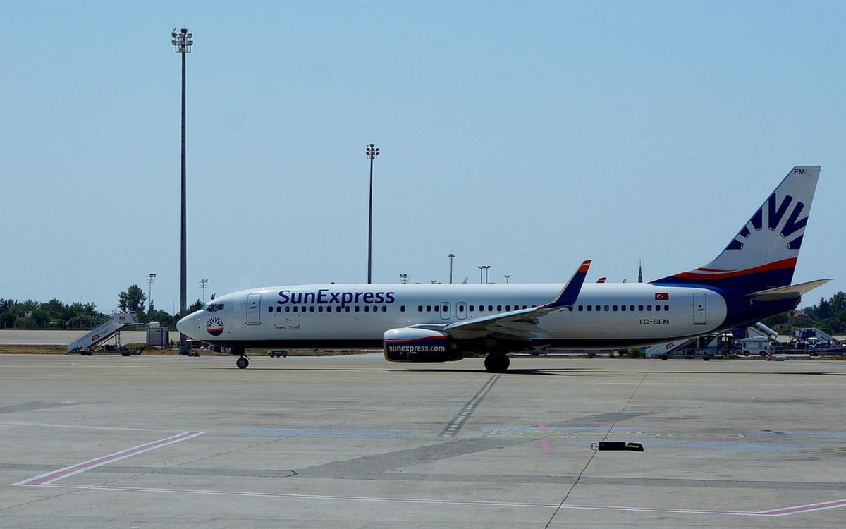 Samolot zawrócił tuż po starcie. Pilot nadał sygnał alarmowy „7700”