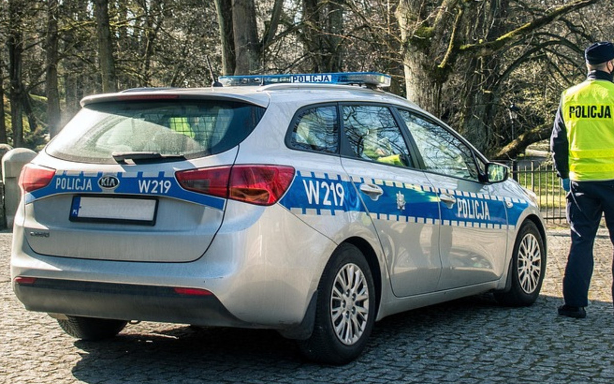 Mama wyszła na chwilę do bankomatu. Gdy wróciła, taksówki z jej córkami już nie było