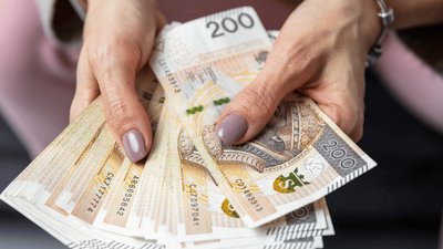 Nawet 2140 zł miesięcznie od ZUS dla osób po 50. roku życia. Jak otrzymać świadczenie?