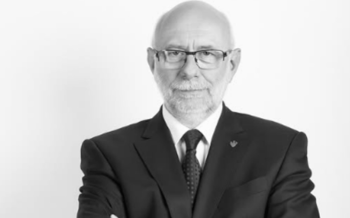 Żałoba w Warszawie. Czarne flagi na budynkach, wiemy co się stało
