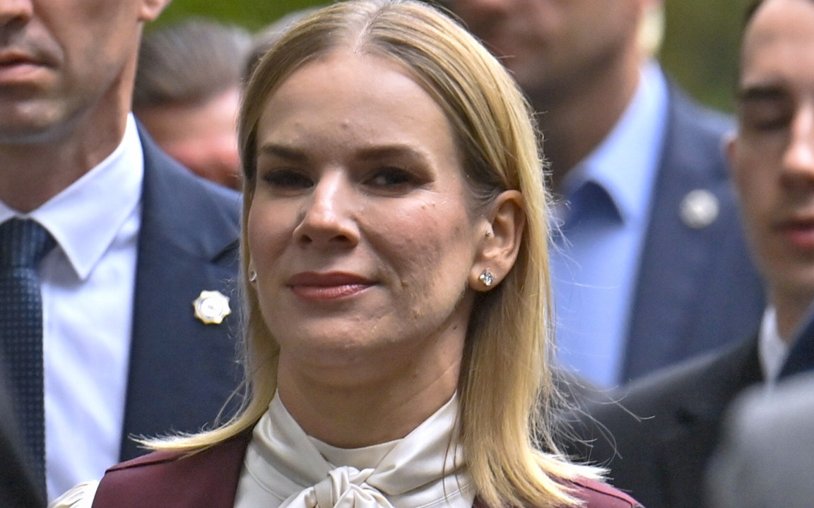 W takim stroju Marta Nawrocka przyszła na spotkanie. Stylistka nie ma wątpliwości