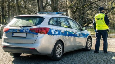 Mama wyszła na chwilę do bankomatu. Gdy wróciła, taksówki z jej córkami już nie było