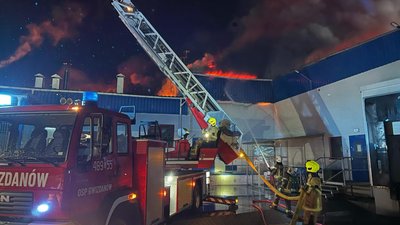 Potężny pożar zakładów mięsnych. W akcji 40 zastępów straży pożarnej, 4 osoby trafiły do szpitala