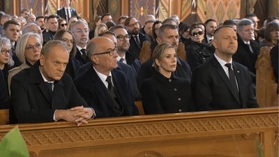 Aż trudno uwierzyć, ze zasiedli w jednej ławie. Niespodziewany widok na pogrzebie Litewki