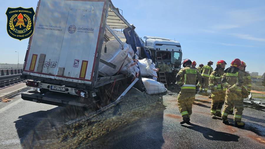 wypadek fot. Facebook @Straż Pożarna OSP-Ożarów Maz.