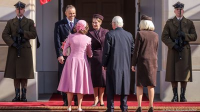 Para królewska wylądowała w Polsce. W takim stroju przyjęła ich Nawrocka