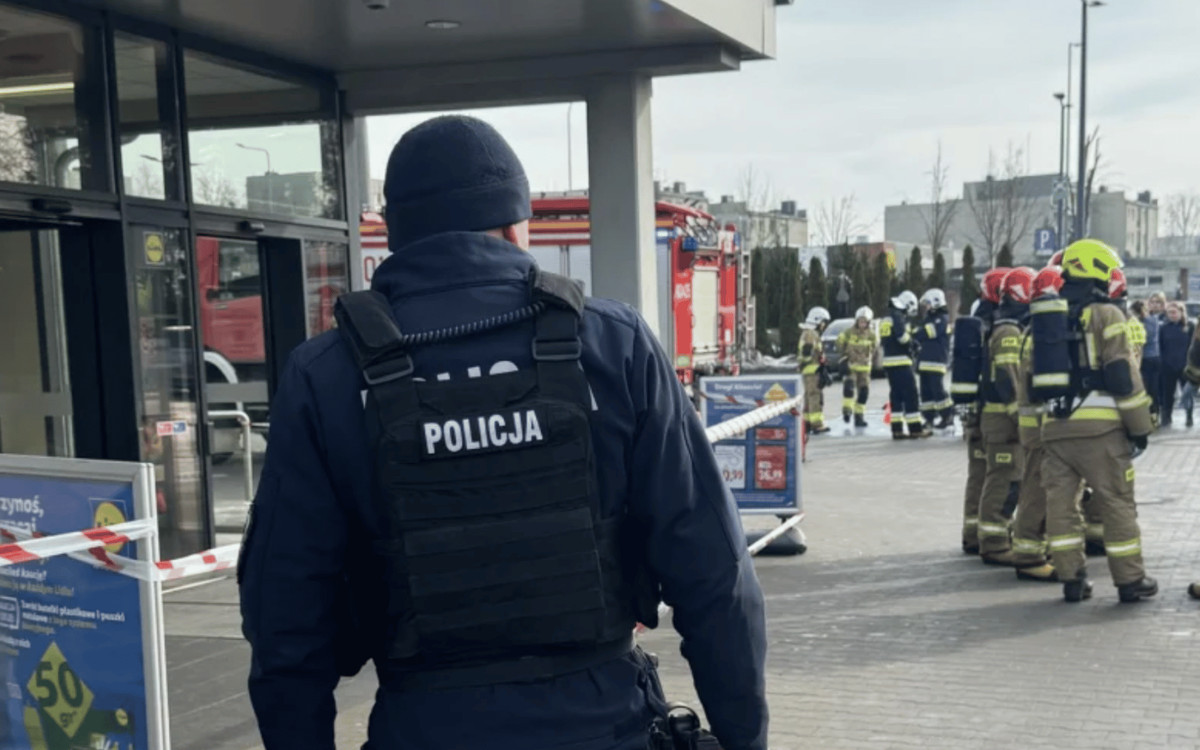 Pilna ewakuacja marketu. Klienci i pracownicy uciekali w popłochu, w akcji służby