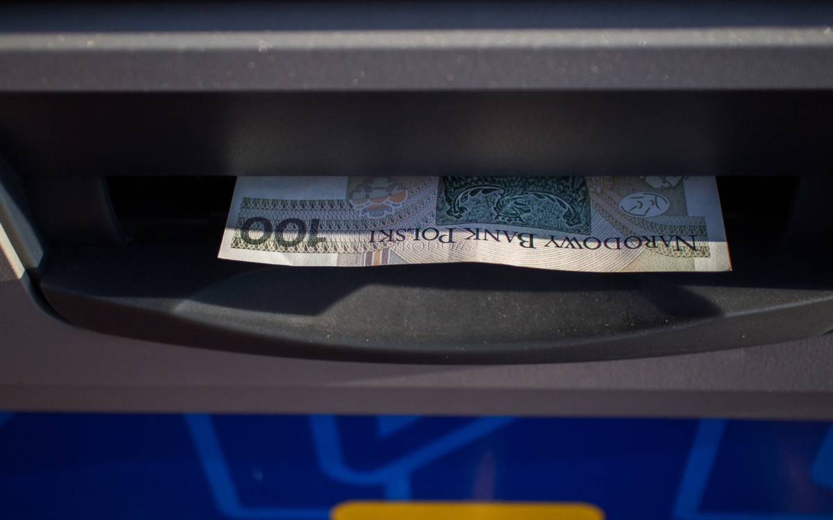 Podwyżka opłaty za wypłacanie gotówki z bankomatów. Polacy dostaną po kieszeniach