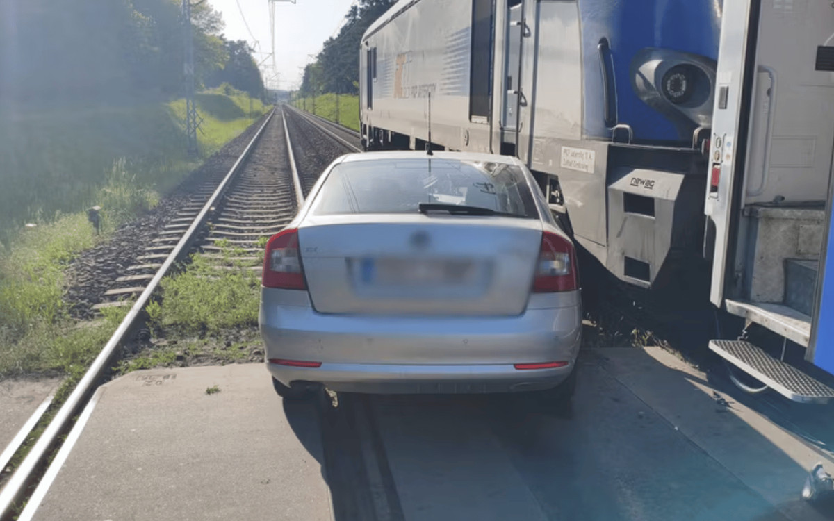 42-latka z dwójką dzieci wjechała pod pociąg. Wstrząsające nagranie niesie się po Polsce