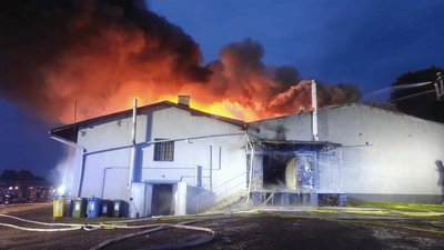 Kłęby dymu widoczne z wielu kilometrów. Potężny pożar hali, w akcji ponad 100 strażaków