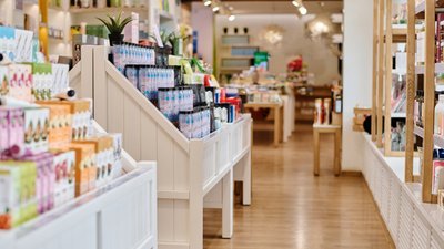 Kosmetyczny gigant zwolni 10 tys. osób. Polki uwielbiają jego produkty