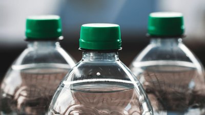 Będzie podatek za butelki kaucyjne? Resort stawia sprawę jasno