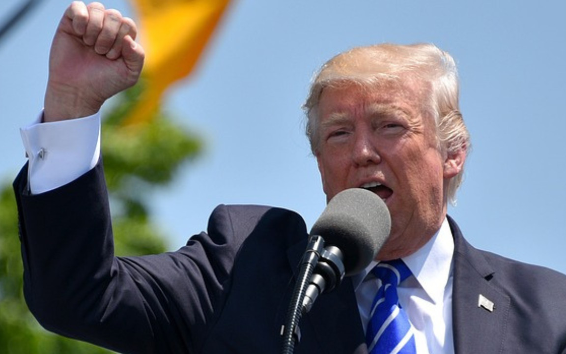 Aż trudno uwierzyć, co Trump wyczyniał podczas konferencji. Nagranie niesie się po sieci