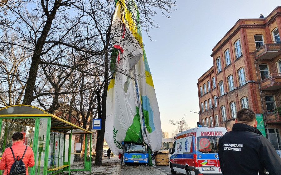 Balon runął na szkolny autobus. Nie żyje 28-letnia kobieta