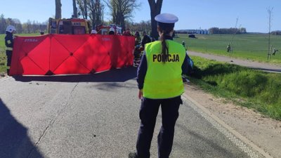 Tragiczny finał niedzieli. BMW roztrzaskało się o drzewo, nie żyje 16-latek, 2 osoby ranne