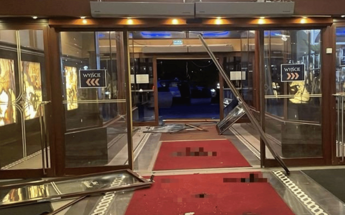 Wbił się samochodem w hotel i próbował uciec. 36-latek zatrzymany po pościgu