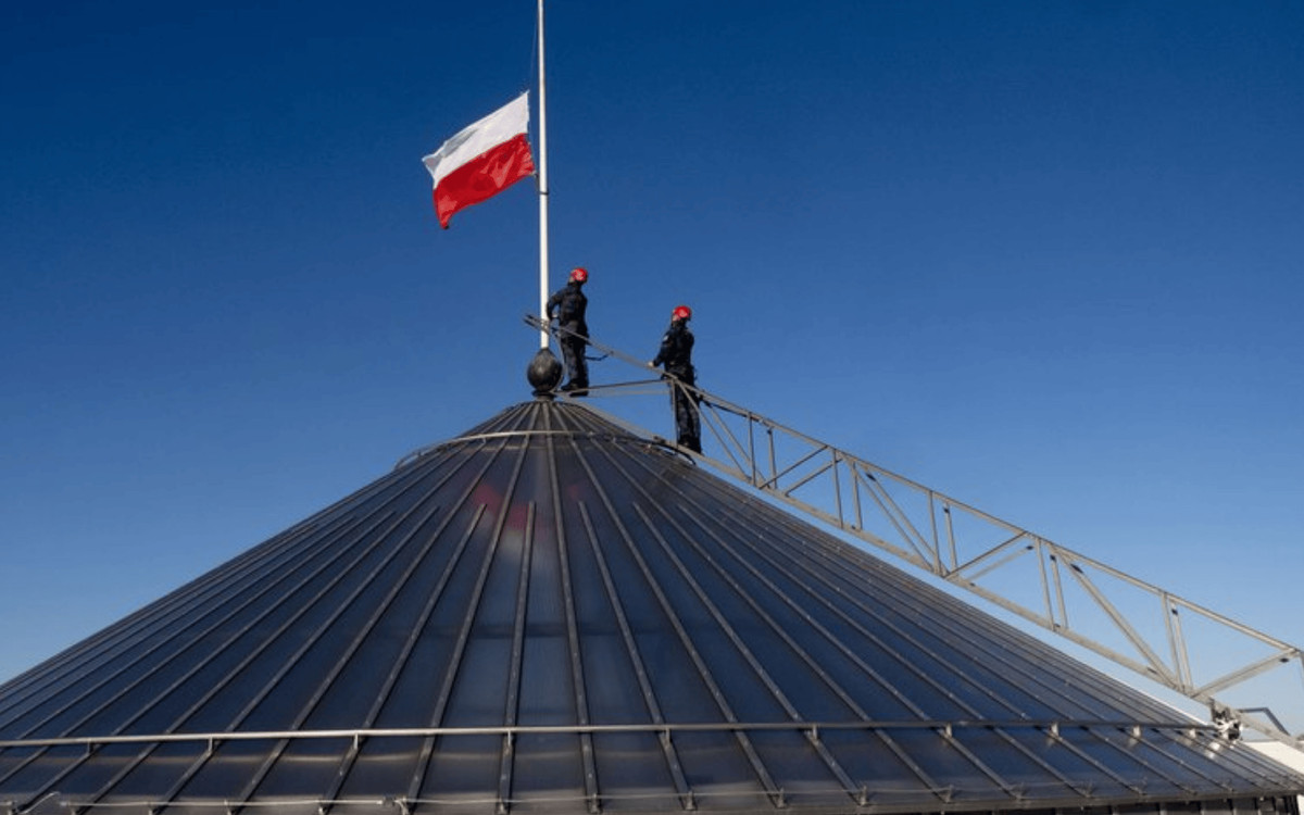 Żałoba w Warszawie, flaga na Sejmie opuszczona do połowy masztu. Wiemy, co się stało