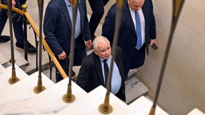 Mieli pożegnać zmarłego, gdy na salę wszedł Jarosław Kaczyński. Szok na pogrzebie
