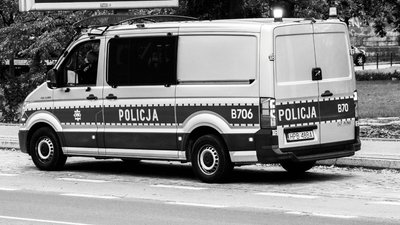 Samochód z rodziną wpadł do rzeki. Policja przekazała tragiczne wieści