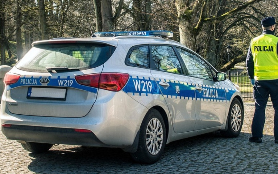 Śledczy w białych kombinezonach nagle wparowali do wsi. Badają tajemniczą zbrodnię