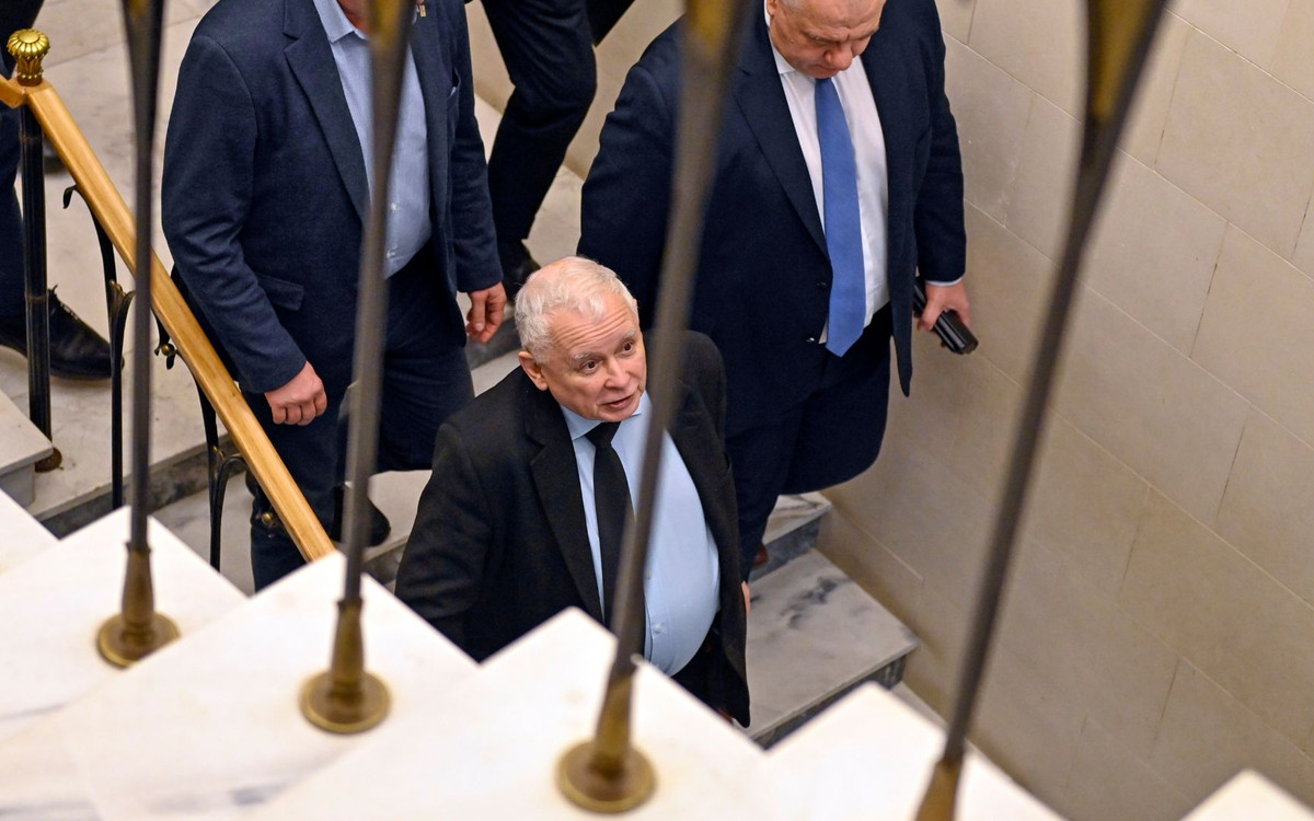 Mieli pożegnać zmarłego, gdy na salę wszedł Jarosław Kaczyński. Szok na pogrzebie