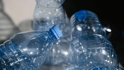 Rewolucja w systemie kaucyjnym. Kurier przyjedzie i odbierze worki z butelkami