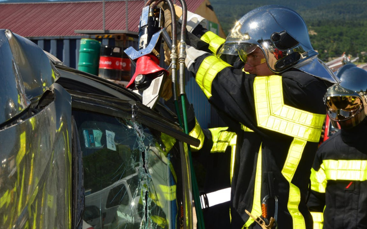 Katastrofa autobusu pełnego ludzi. Pojazd uderzył w cysternę, nie żyje co najmniej 16 osób