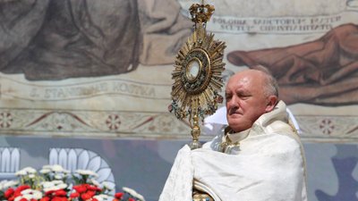 Wielu Polaków robi tak w Boże Ciało. Ksiądz ujawnia, jak wielki błąd popełniają