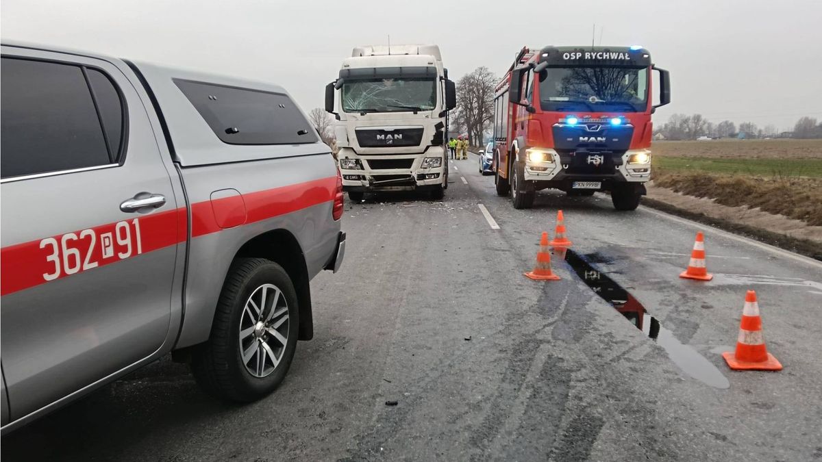 Wypadek na DK 25. Fot. Facebook/@Komenda Miejska PSP w Koninie.