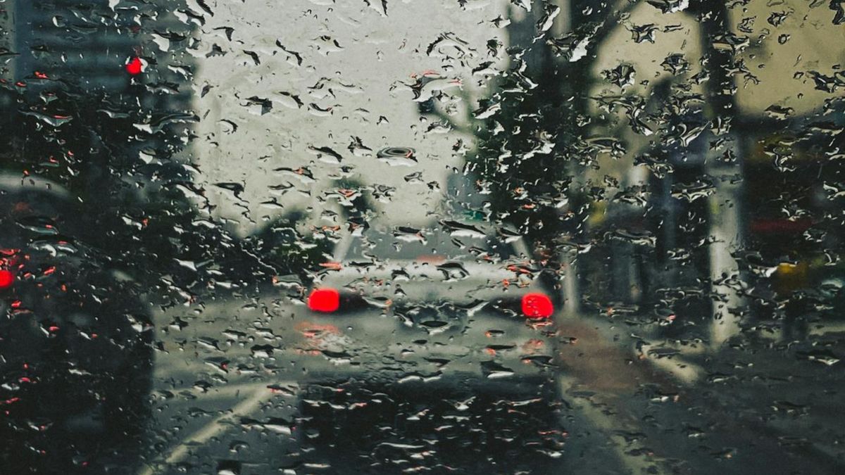 deszcz fot. Thiago Calamita z pexels