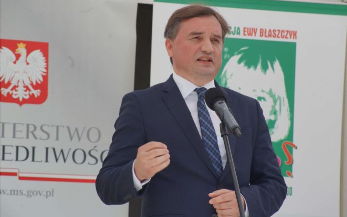 Zbigniew Ziobro uciekł na Węgry. Niebywałe, w jakich warunkach mieszka