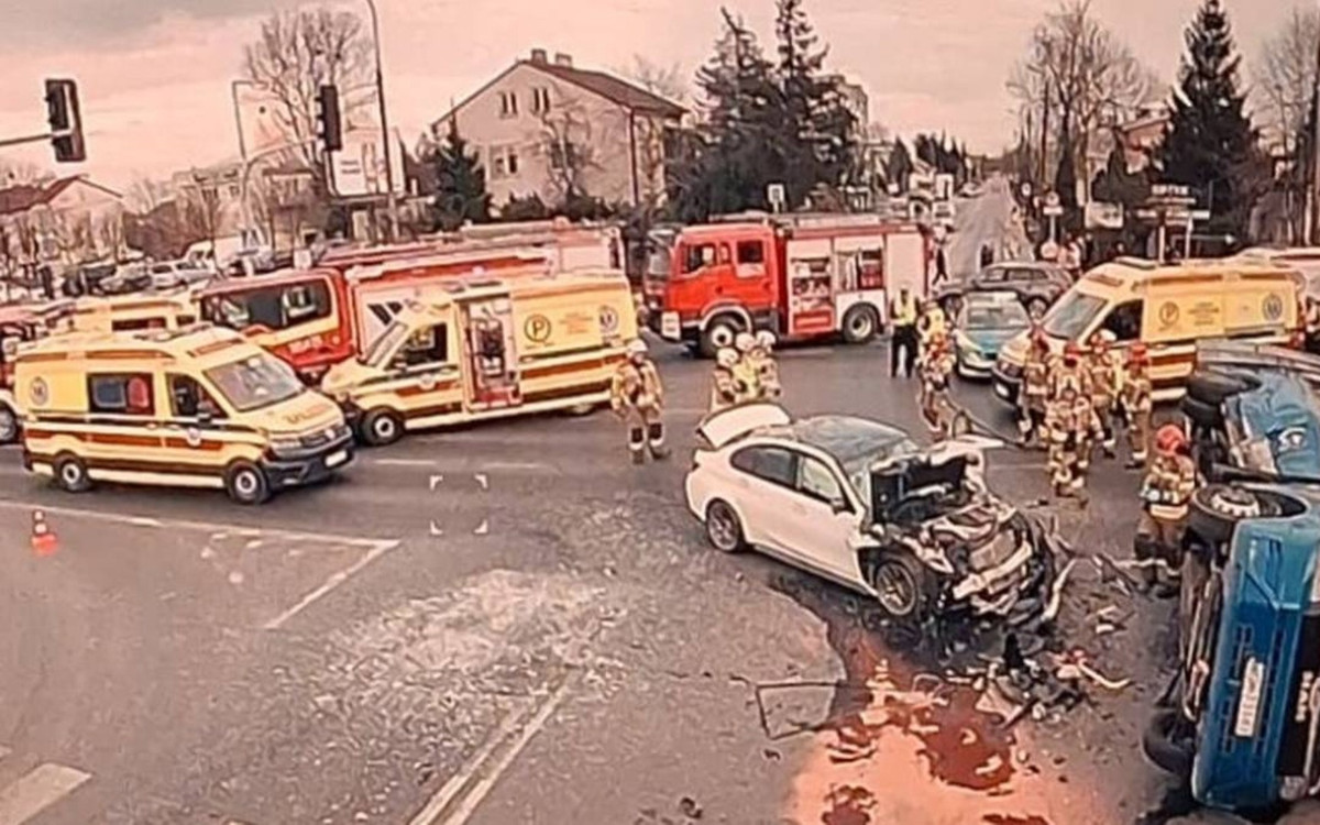 Poważny wypadek pod Warszawą. BMW staranowało autobus miejski, jest wielu poszkodowanych