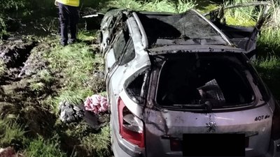 Nie żyją dwie osoby. Kobieta wjechała prosto do bagna