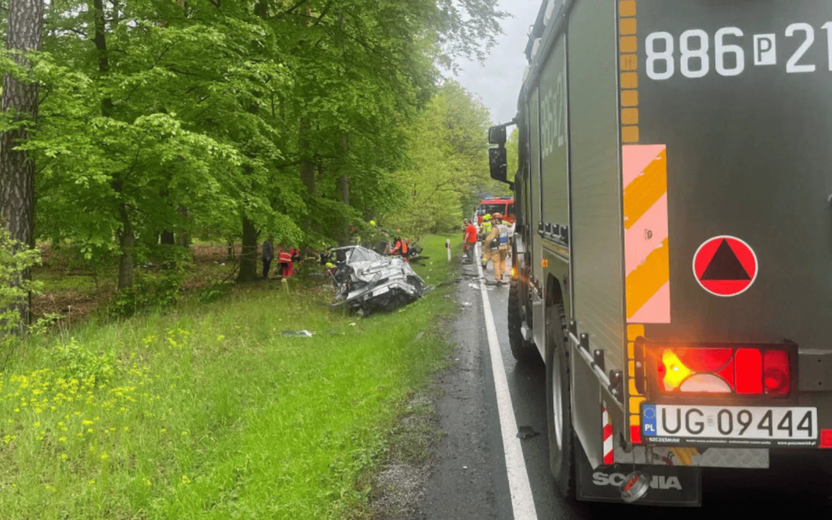 Tragedia na drodze wojewódzkiej. Nie żyją dwie młode osoby, nie było szans na ratunek