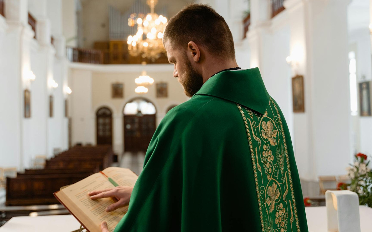 W czasie mszy w Wielki Piątek ksiądz ucałował dłonie nastolatki. Wierni oburzeni