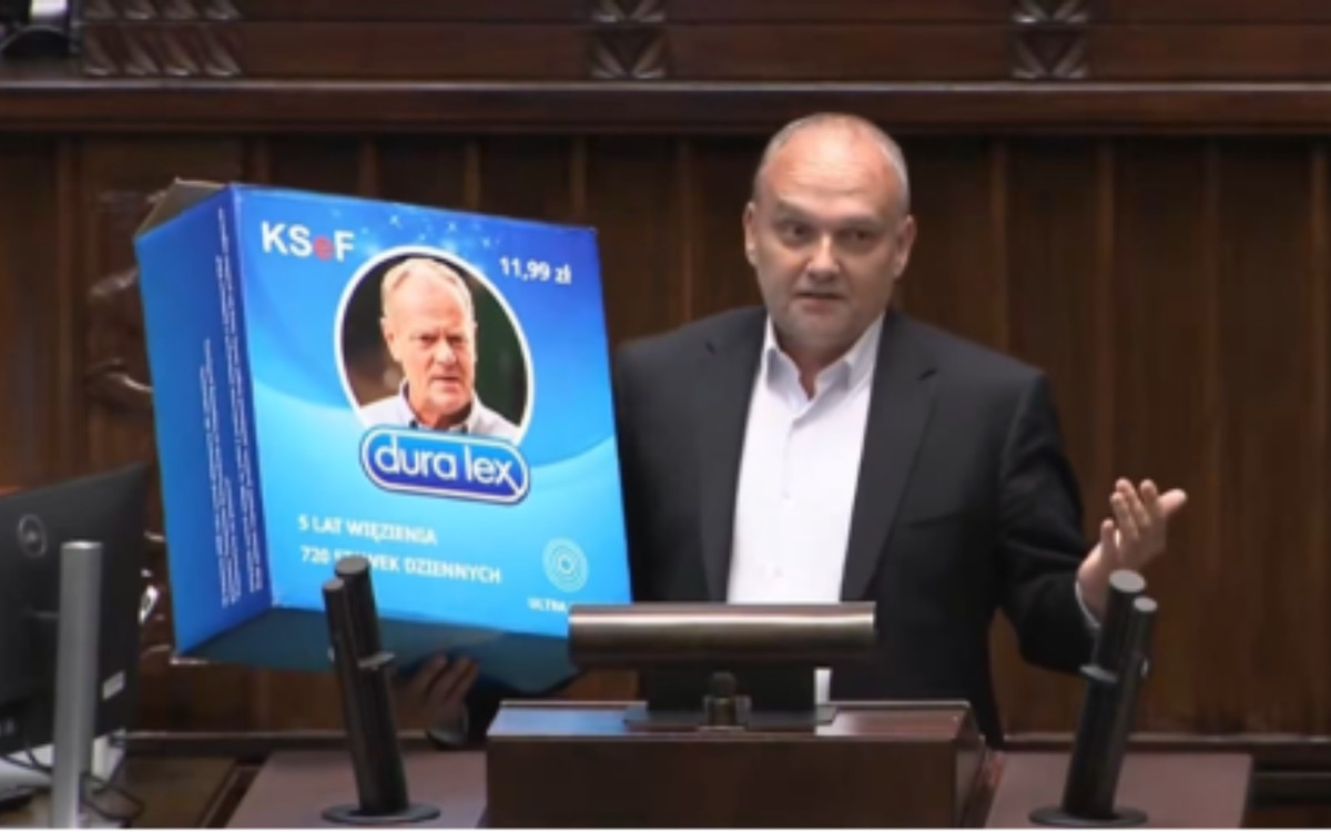 Kuriozalne sceny w Sejmie. Nie do wiary, co poseł wniósł na mównicę