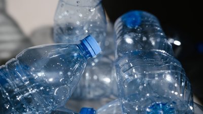 Polacy zarabiają nawet 1000 zł na kaucjach za butelki. Mają patent
