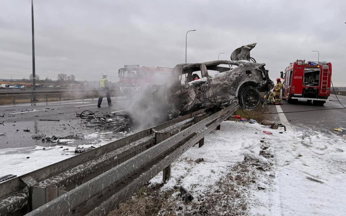 Auto stanęło w ogniu, nie żyje jedna osoba. Droga zablokowana, całkowity paraliż