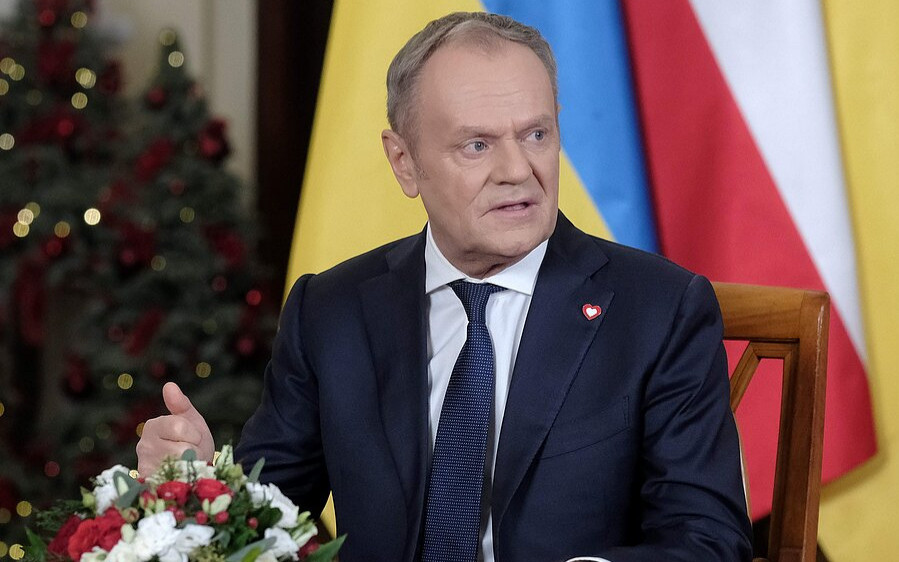 Tusk pęka z dumy. „Paliwo po 5.18. Mogę być winny grosika?”