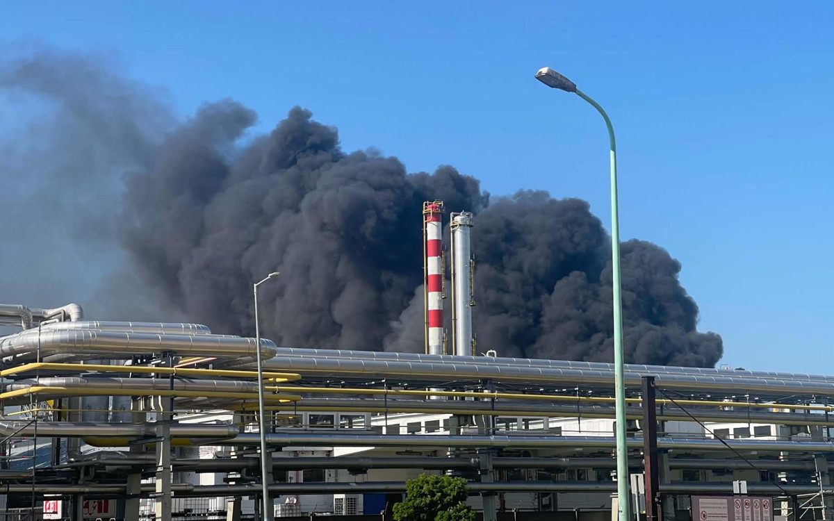 Ogromna eksplozja w zakładzie MOL, są zabici i ranni. Dym widać z kilometrów, pilna akcja służb
