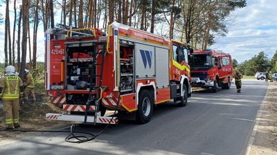 Auto wjechało w bagno. Nie żyje jedna osoba, dwie są ranne, na miejscu wszystkie służby