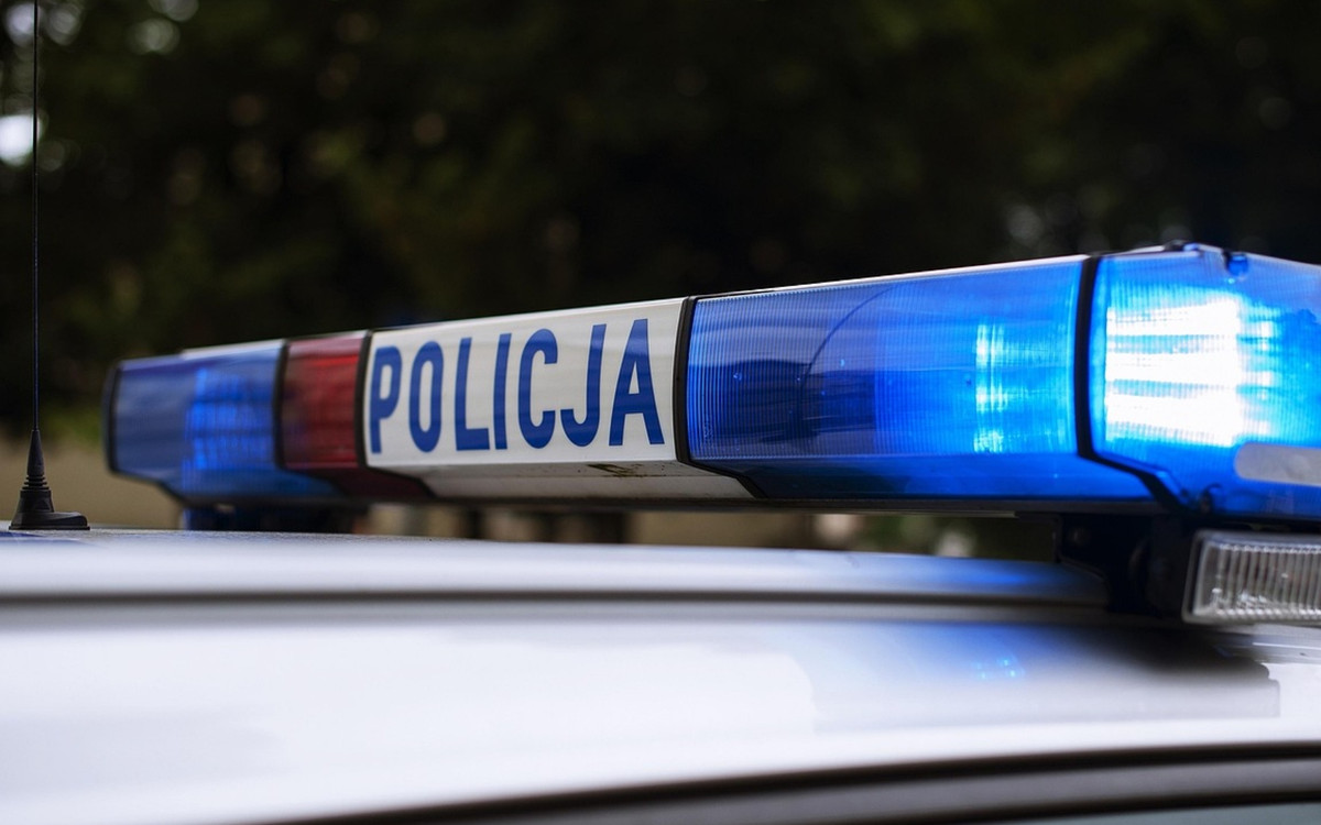 Groźny wypadek na A4. Autokar przebił bariery i wypadł z drogi