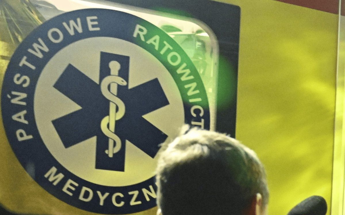 Dramat na autostradzie A4. Karetka nagle stanęła w płomieniach, w środku był pacjent