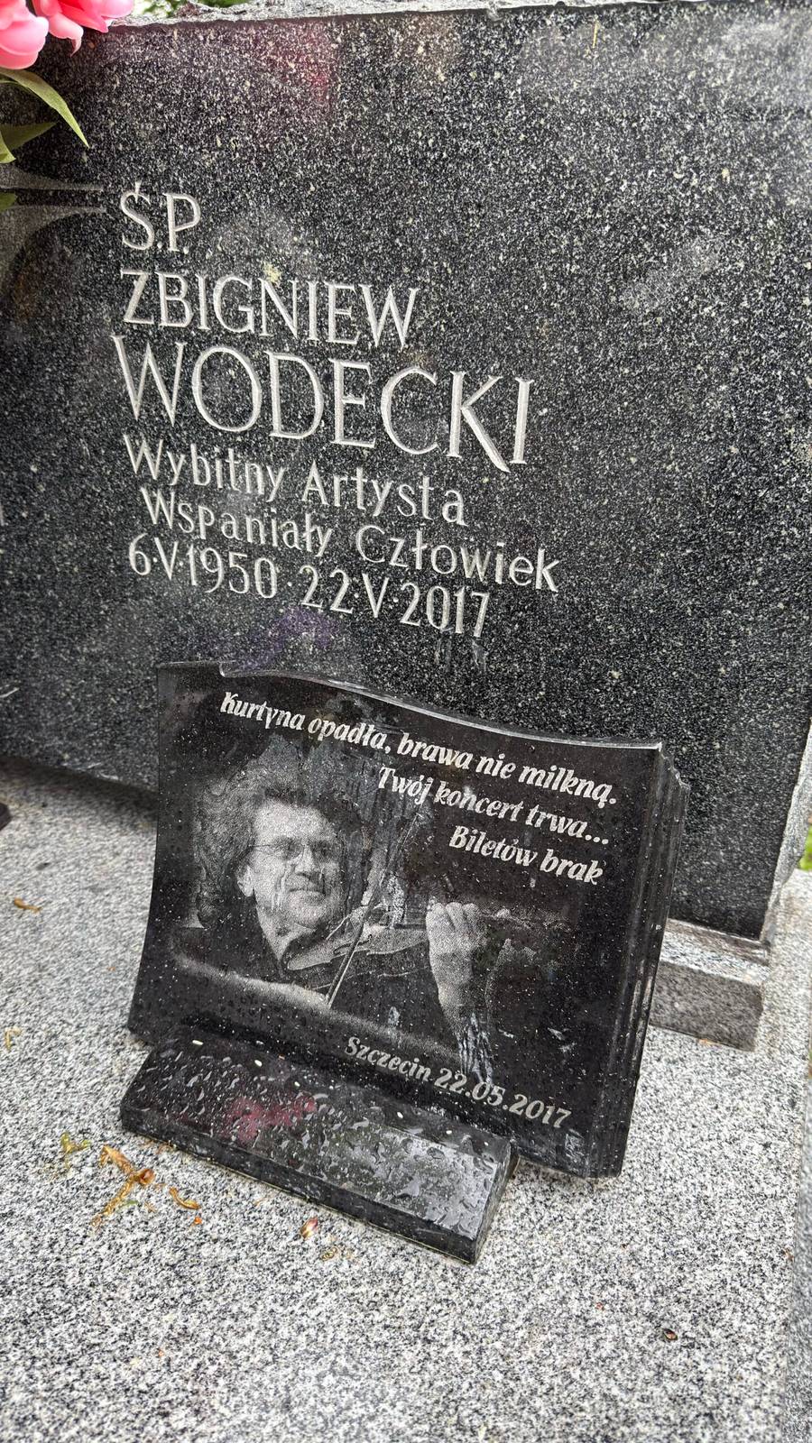Tak wygląda grób Zbigniewa Wodeckiego 3 dni przed rocznicą śmierci. Trudno powstrzymać łzy